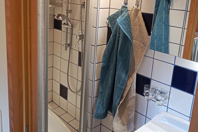 Dusche und Waschbecken